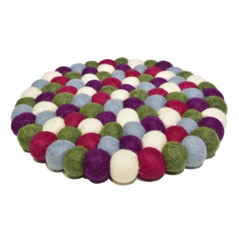 Der Untersetzer Rund besteht aus dicken Kugeln in Violetttönen und ist etwa 20 cm groß. Er ist ideal als farbenfroher Schutz für den Tisch geeignet.