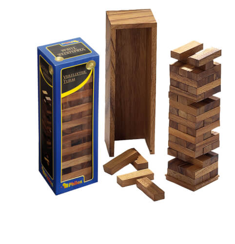 Das Bild zeigt ein Jenga-Spiel aus Holz mit einer Verpackung daneben. Einige Holzklötze liegen lose vor dem Turm und der Box.