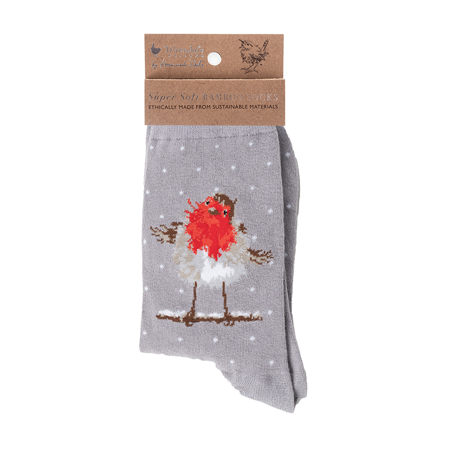 Hier sieht man die Weihnachtssocken mit Rotkehlchen-Motiv in Grau. Sie heißen "Jolly Robin" und sind festlich gestaltet.
