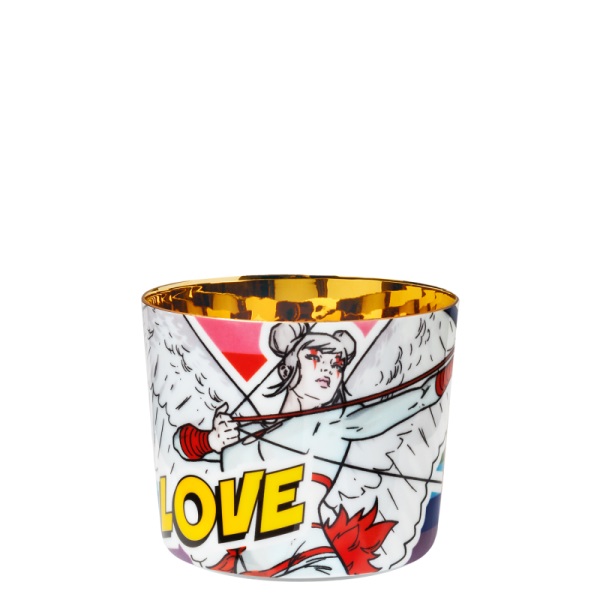 Das Bild zeigt einen Champagnerbecher mit einem farbenfrohen Liebesmotiv und dem Schriftzug "LOVE". Im Design ist ein Engel mit Pfeil und Bogen abgebildet, und das Innere des Bechers ist goldfarben.