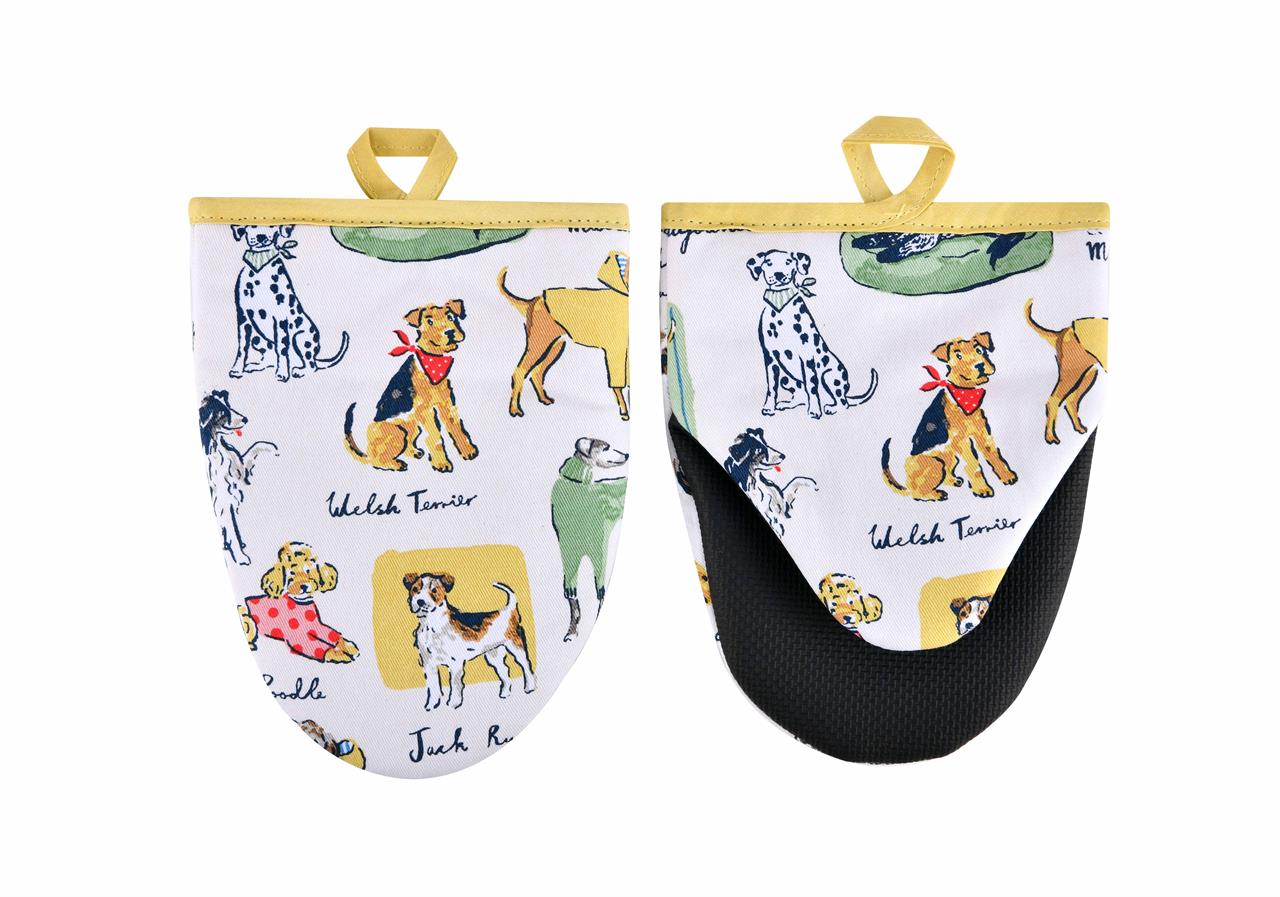 Das Bild zeigt ein Set aus zwei kleinen Topflappen mit bunten Hundemotiven und gelbem Rand. Die Topflappen haben praktische Aufhängeschlaufen und das Design heißt „Best in Show“.