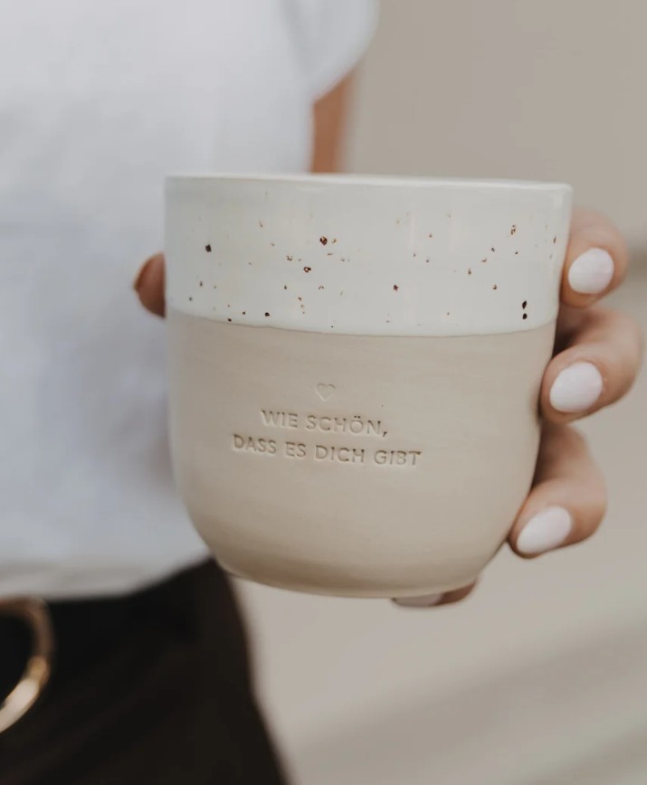 Becher wie schön mit positivem Schriftzug. Ein schöner Becher, der Freude bereitet.