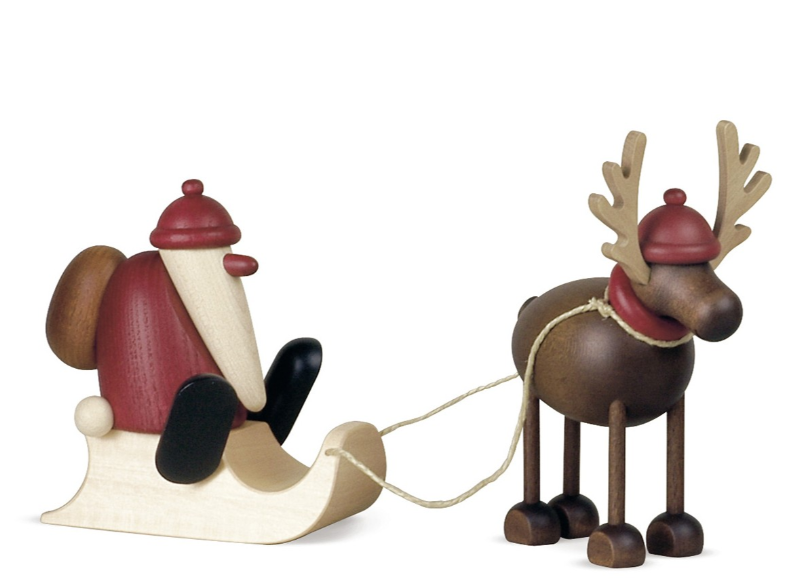 Zu sehen ist das Rentier Rudolf mit einem Schlittenweihnachtsmann in kleiner Ausführung. Das Produkt heißt 'Rentier Rudolf mit Schlittenweihnachtsmann, klein'.