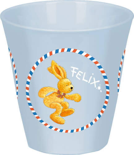 Auf dem Becher ist ein gelber Hase mit einer Schleife abgebildet. Daneben steht der Name "Felix" in weißer Schrift.