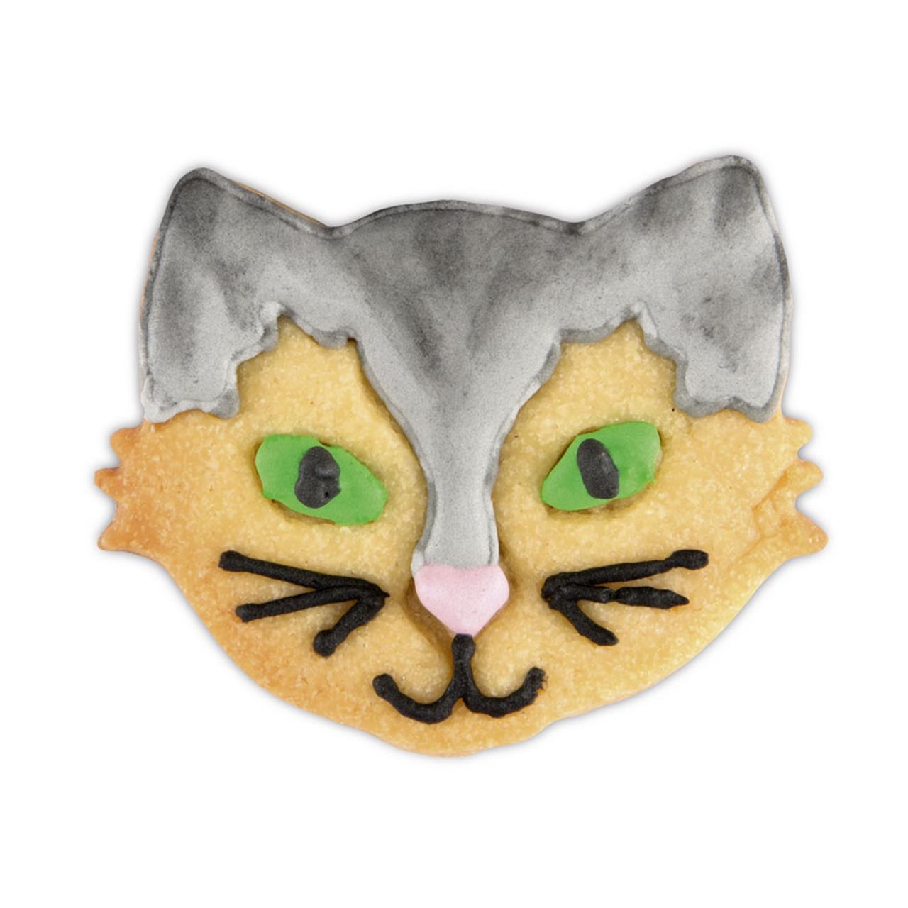 Das Bild zeigt einen Keks in Form eines Katzengesichts, der bunt verziert ist. Es wurde wahrscheinlich mit dem Ausstecher „Katzengesicht 6cm Edelstahl“ hergestellt.