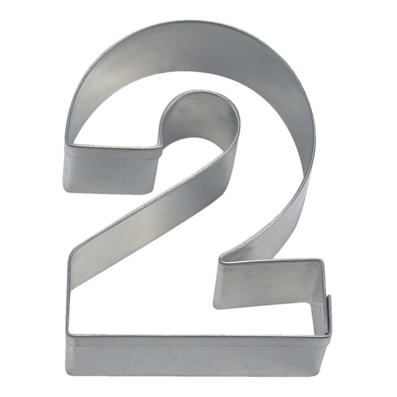 Das Bild zeigt einen Ausstecher in Form der Zahl 2 aus Edelstahl. Das Produkt wird zum Ausstechen von Teig verwendet.