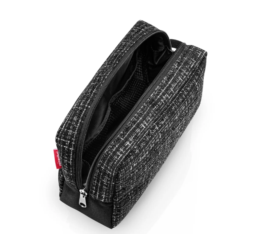 Das Bild zeigt die cosmeticpouch M bouclé black. Dies ist ein schwarzes Kosmetiktäschchen.
