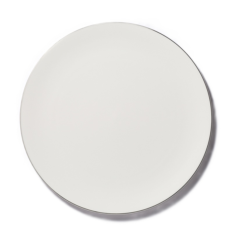 Abgebildet ist ein flacher Teller mit 32 cm Durchmesser aus der Platin Line Pure Fine Bone China Serie. Der Teller besticht durch sein schlichtes und zeitloses Design.