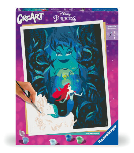 Auf dem Bild ist ein Malen-nach-Zahlen-Set mit dem Motiv von Disney-Prinzessin Arielle und der Meerhexe Ursula zu sehen. Es wird gezeigt, wie eine Hand beginnt, das Bild mit Farben auszumalen.