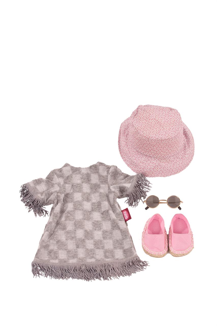 Das Bild zeigt ein Strand-Outfit-Set für Puppen mit einer grau karierten Tunika, einem rosa Hut, runden Sonnenbrillen und rosa Schuhen. Das Set heißt „Ensemble Beach in Style, 50cm“.