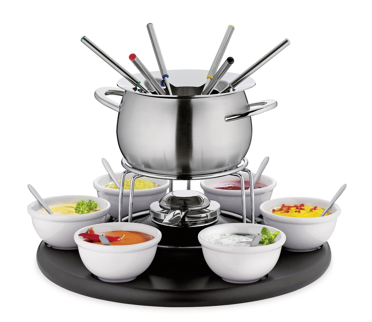 Das Bild zeigt das Produkt "Fondue-Garnitur Carousel" mit einem Edelstahltopf und mehreren Fonduegabeln. Rund um den Topf stehen Schälchen mit verschiedenen Soßen und Dips.