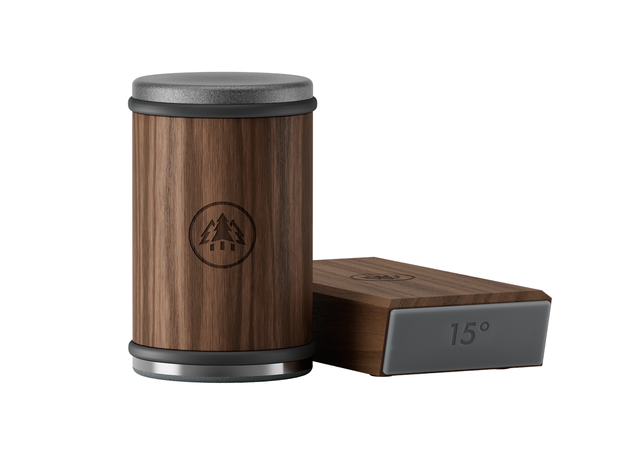 Das Bild zeigt den Rollschleifer Horl 3 Nussbaum, bestehend aus einem zylindrischen Schleifer und einer Winkelstation. Beide Teile sind aus dunklem Holz gefertigt und tragen ein eingraviertes Logo.