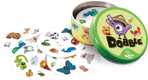 Auf dem Bild ist das Spiel "Dobble" mit Tiermotiven zu sehen. Mehrere runde Karten mit bunten Tierillustrationen liegen neben einer geöffneten Metalldose.