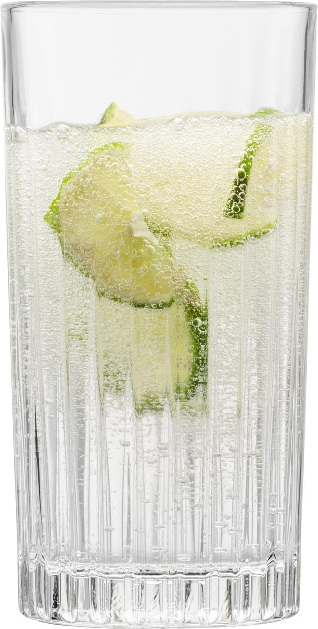 Ein Longdrinkglas der Serie "4er Longdrink 79 Stage" ist mit einem sprudelnden Getränk und Limettenscheiben gefüllt. Das Glas hat ein elegantes, vertikal geriffeltes Design.