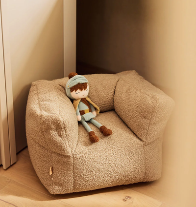 Kindersessel Sitzsack Teddy - Warm Sand ist auf diesem Bild abgebildet. Der Sitzsack hat eine sandfarbene Optik und ist ideal für Kinderzimmer.