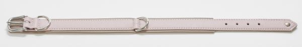 Das Bild zeigt ein Halsband aus rosafarbenem Nappaleder mit silberner Schnalle. Es handelt sich um das Produkt „AMICI - Nappa-Halsband Rose L“.
