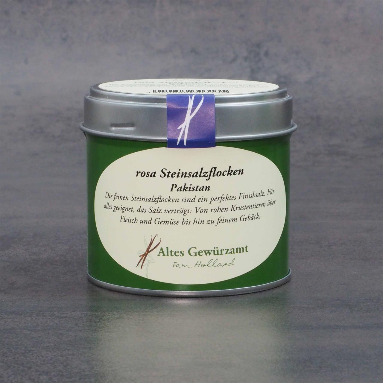 Das Bild zeigt eine grüne Dose mit dem Produkt "Rosa Steinsalzflocken 75g" aus Pakistan. Auf dem Etikett steht, dass die feinen Salzflocken als perfektes Finishsalz für viele Gerichte geeignet sind.