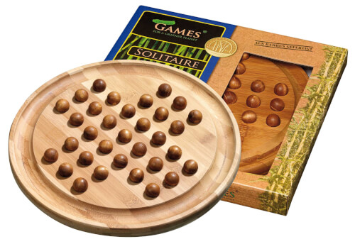 Auf dem Bild ist ein Solitär-Spiel aus Holz zu sehen. Daneben liegt die Verpackung des Spiels.