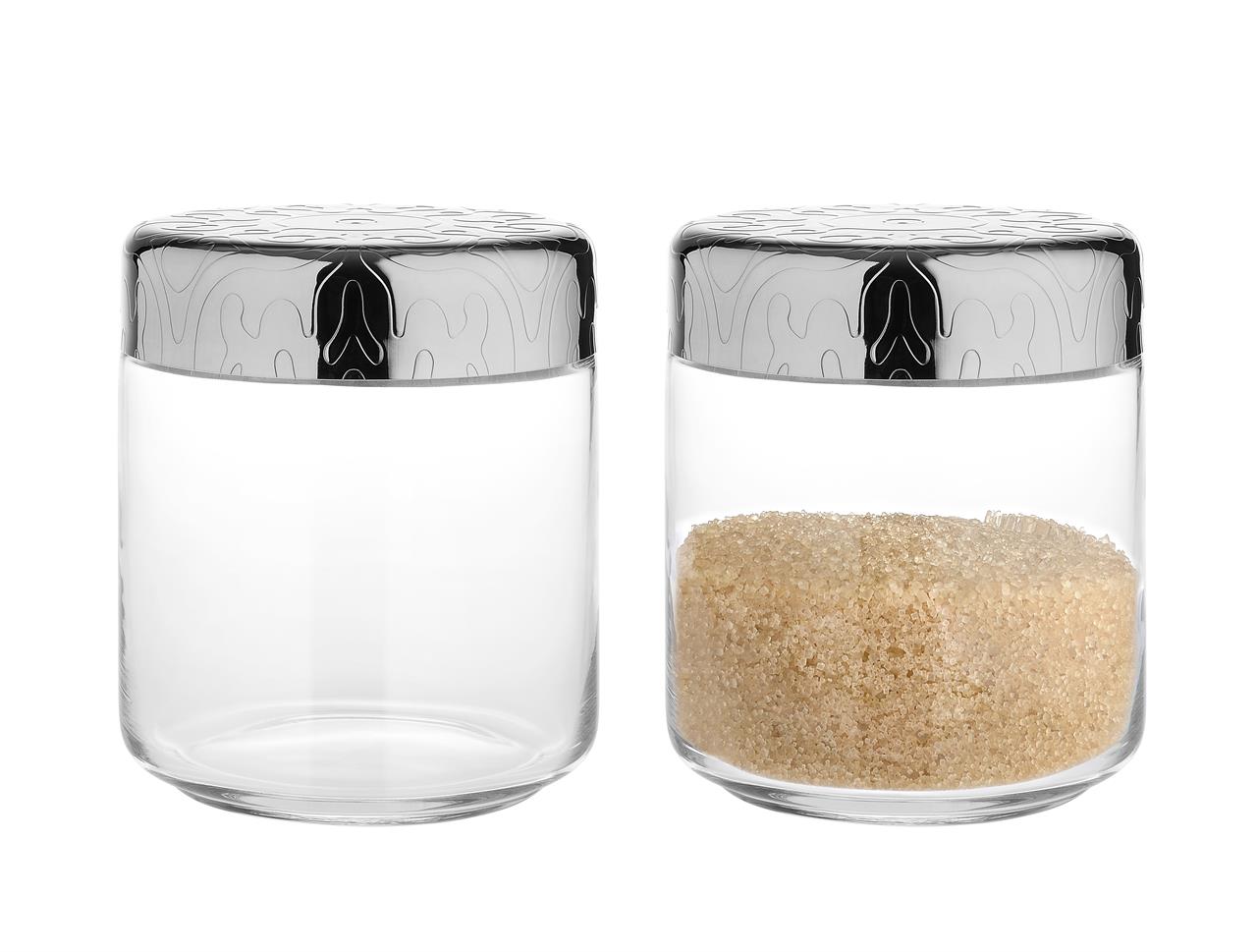 Auf dem Bild sind zwei Vorratsdosen des Modells "Dressed" zu sehen. Eine Dose ist leer, die andere ist mit braunem Zucker gefüllt.