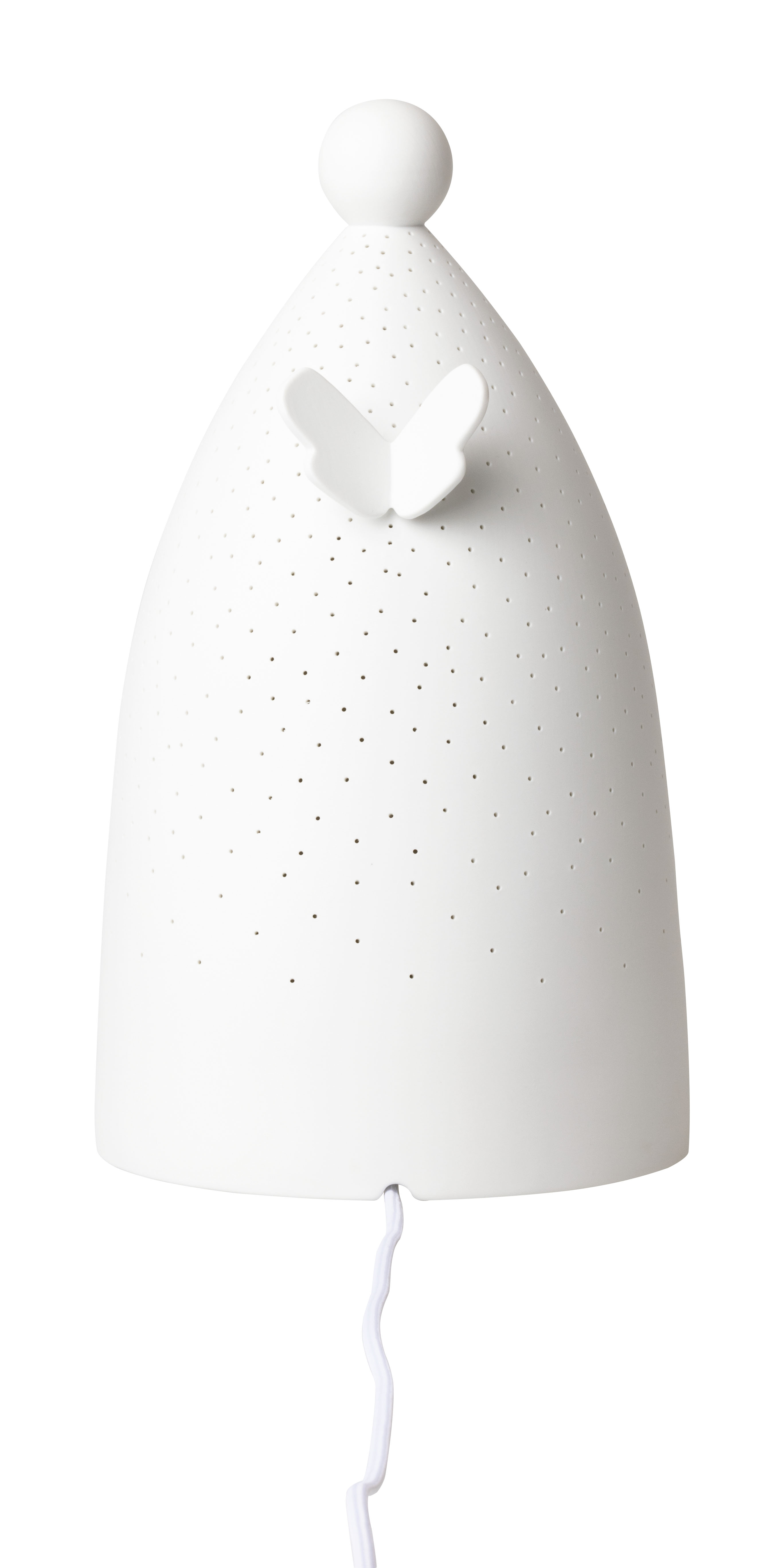 Das Bild zeigt eine weiße Lampe in Form eines stilisierten Engels mit kleinen Löchern und einem Schmetterling auf der Vorderseite. Unten an der Lampe befindet sich ein Kabel.