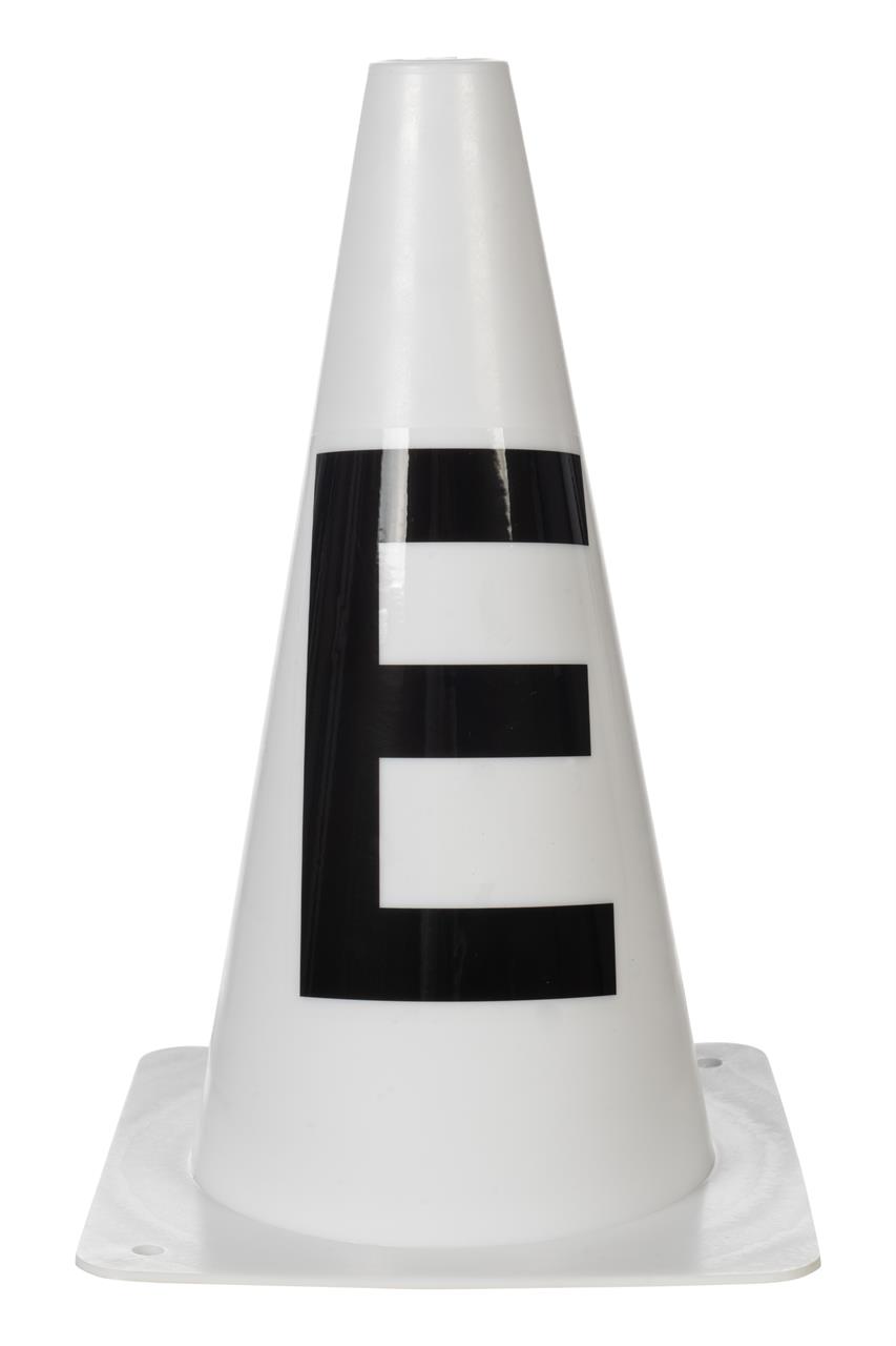 Auf dem Bild ist ein weißer Pylon mit einem großen schwarzen Buchstaben "E" zu sehen. Es handelt sich um einen Bahnpylon für Dressur oder Hobby Horsing.