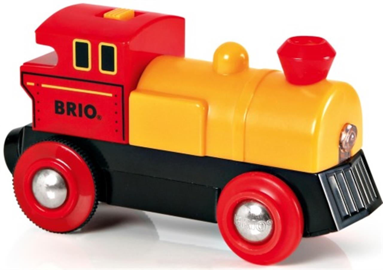 Auf dem Bild ist die BRIO® World Gelbe Batterielok 33594 zu sehen. Die Lokomotive ist gelb und rot mit schwarzen und silbernen Rädern.
