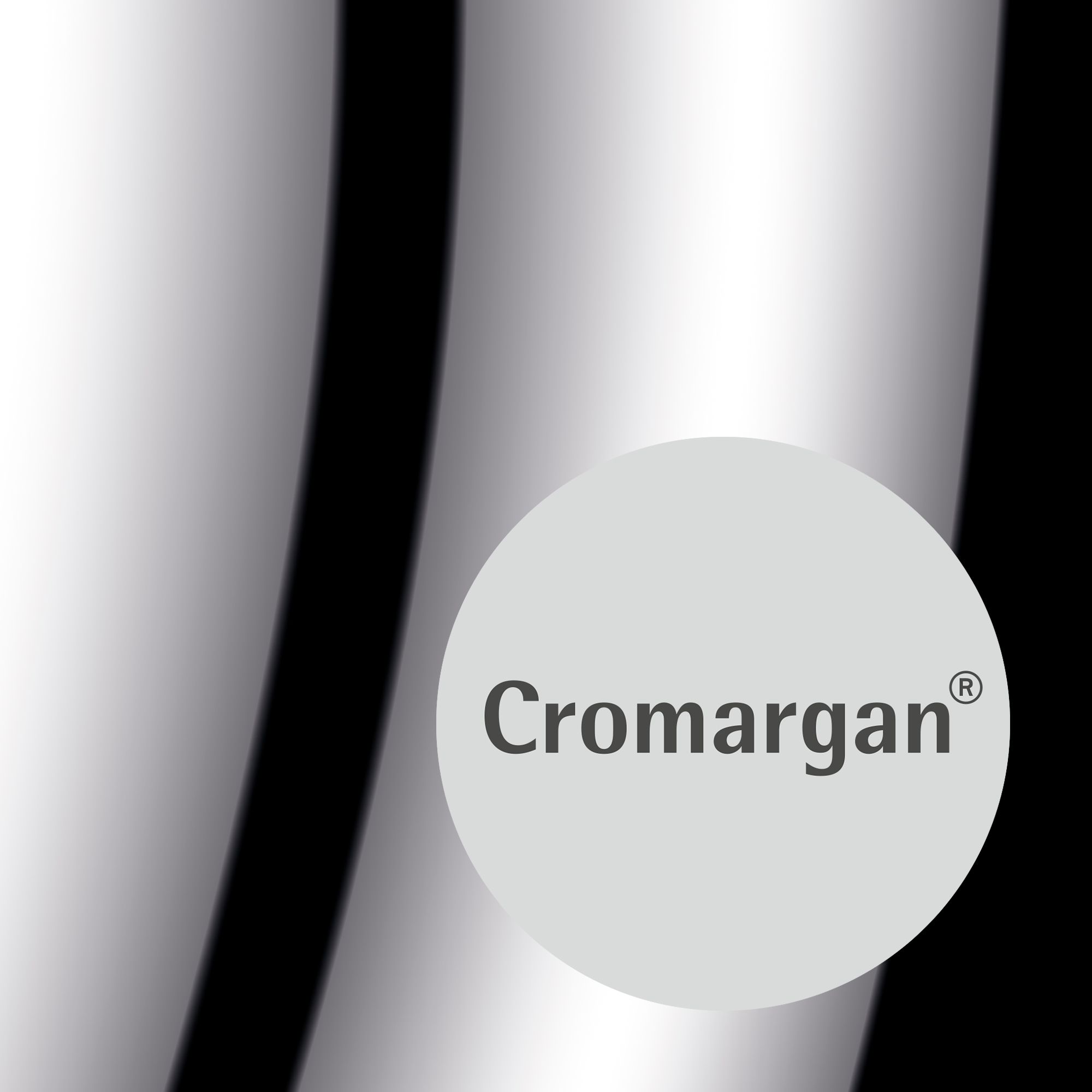 Das Bild zeigt einen silbernen Hintergrund mit glänzenden Reflexionen. In einem grauen Kreis steht das Wort "Cromargan®".