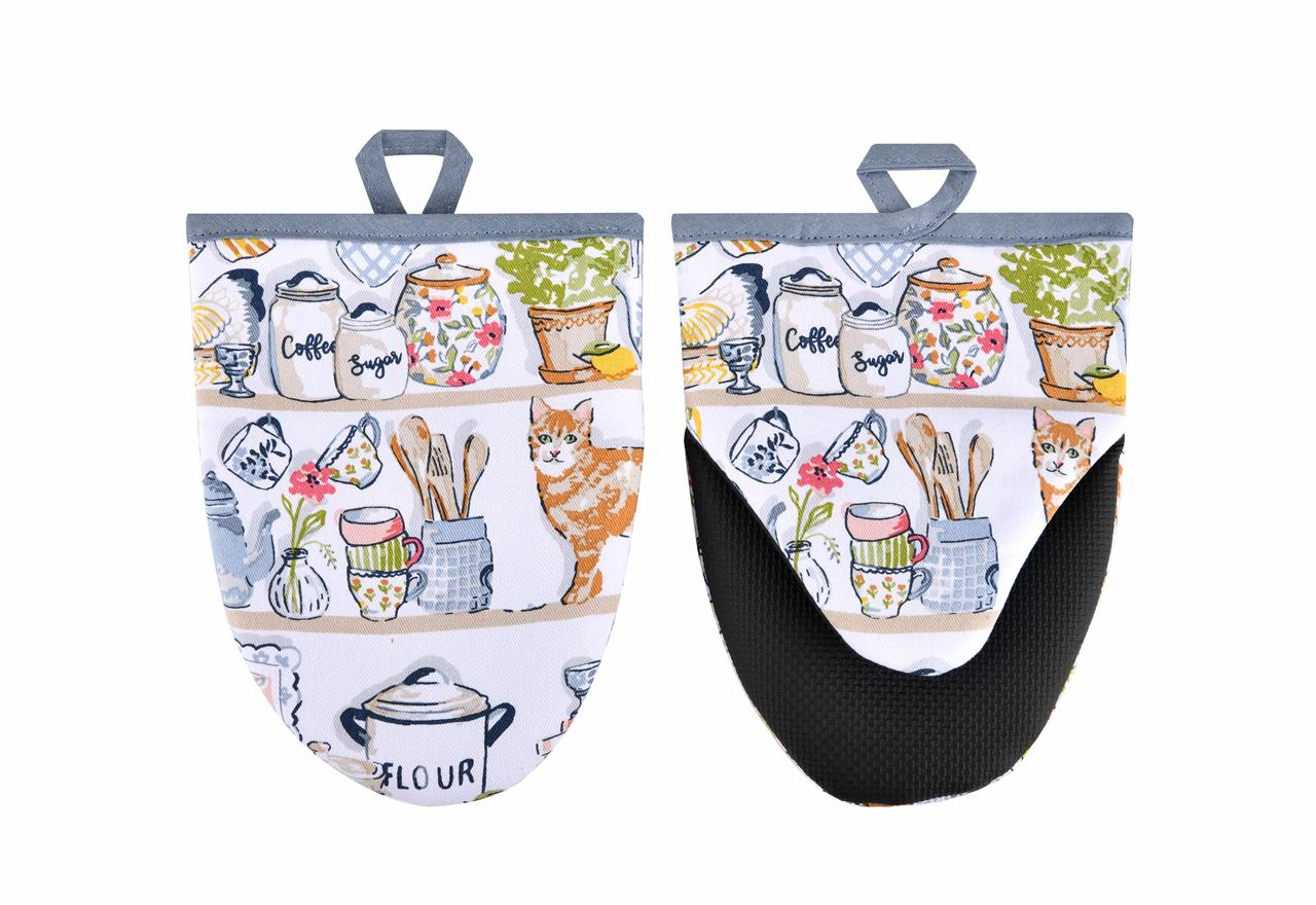 Das Bild zeigt ein 2er Set Minitopflappen mit dem Design "Pantry Cats". Die Topflappen sind mit bunten Küchenmotiven und einer Katze bedruckt.