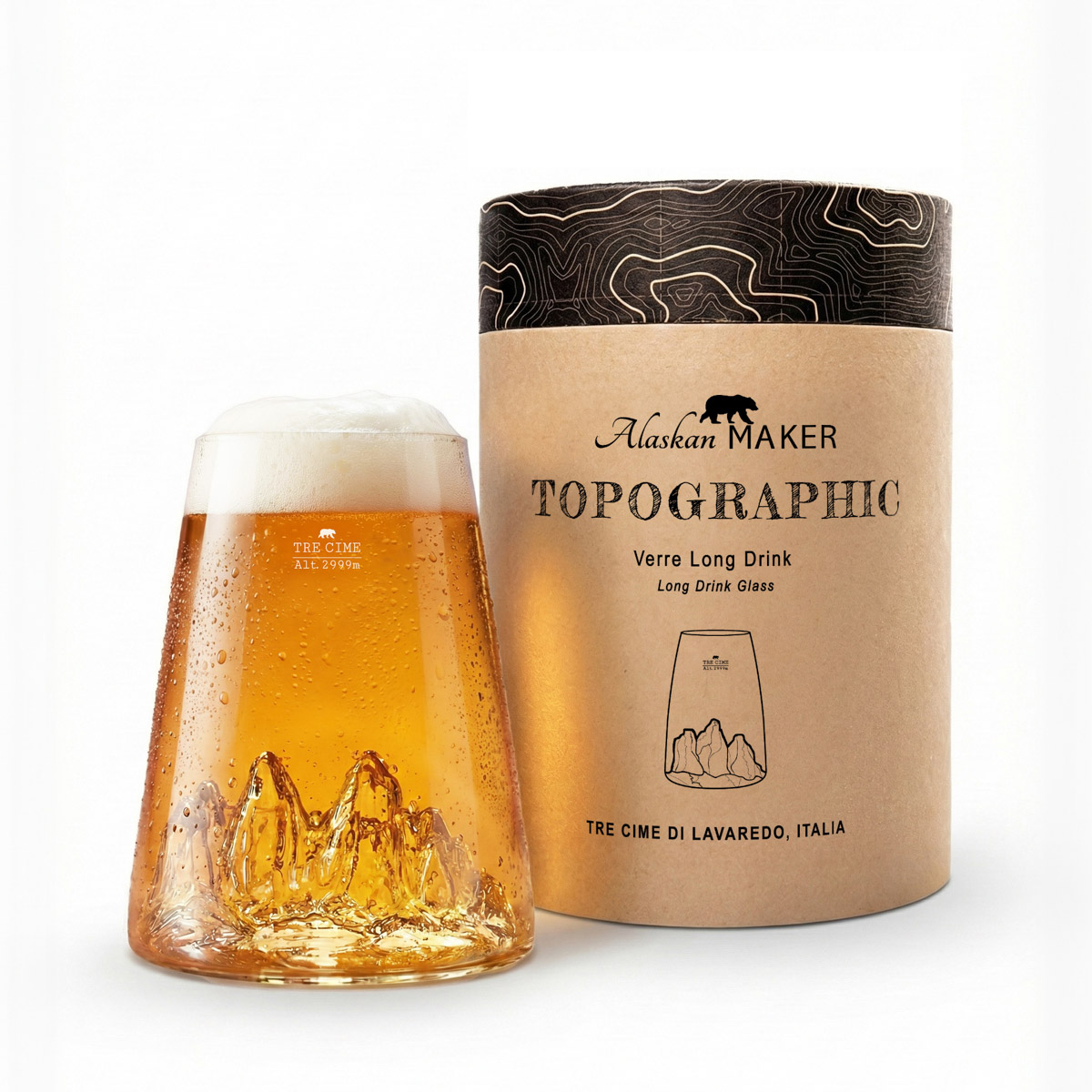Glas mit topografischem Design der Tre Cime di Lavaredo in Italien. Das Glas zeigt detailreiche Umrisse des berühmten Gebirges.