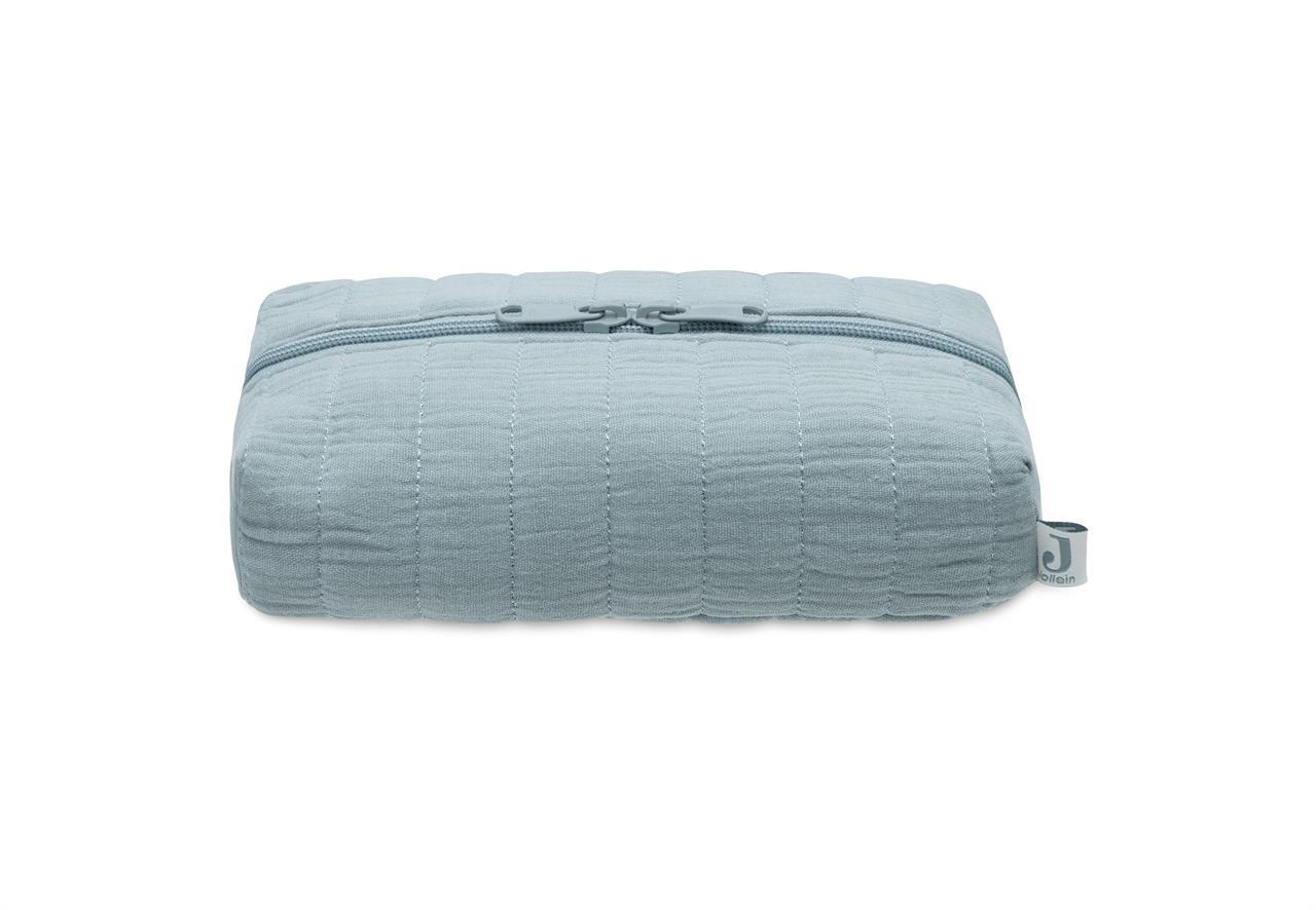 Das Bild zeigt ein rechteckiges, weiches Etui in der Farbe Sea Green. Das Etui hat einen Reißverschluss und wird für Feuchttücher verwendet.