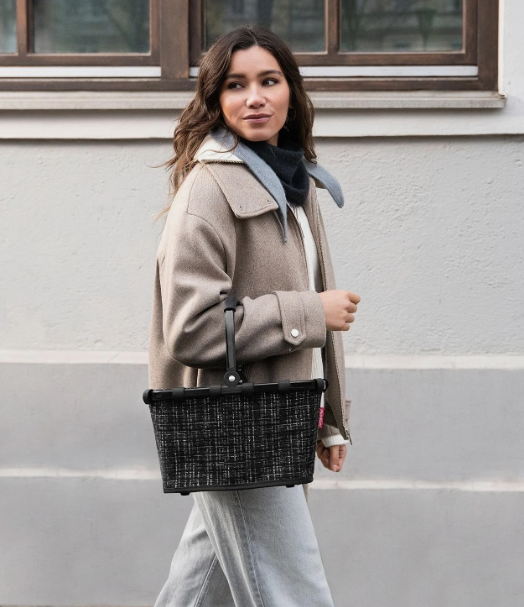 Dies ist der carrybag XS bouclé black Einkaufskorb. Die Abbildung zeigt einen kompakten, schwarzen Einkaufskorb.