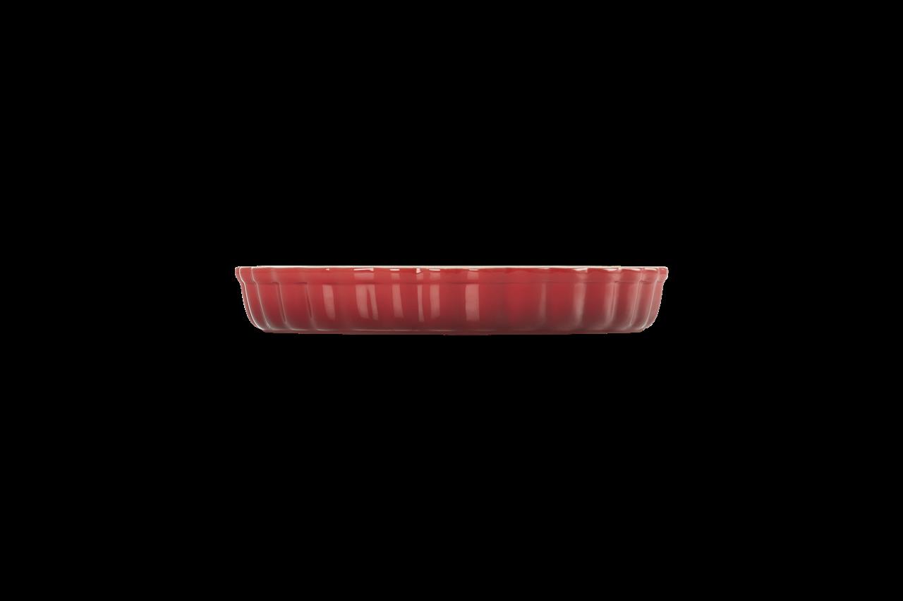 Dies ist eine runde Tarteform mit einem Durchmesser von 24 cm. Sie ist kirschrot und hat einen gewellten Rand.