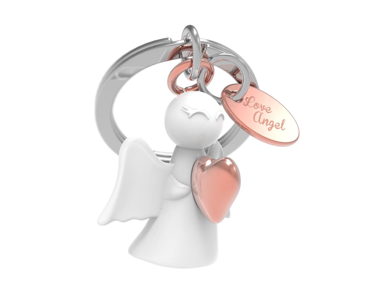 Der Schlüsselanhänger zeigt einen weißen Engel mit einem kupferfarbenen Herz in den Händen. An dem Anhänger befindet sich zudem eine Plakette mit der Gravur „Love Angel“.