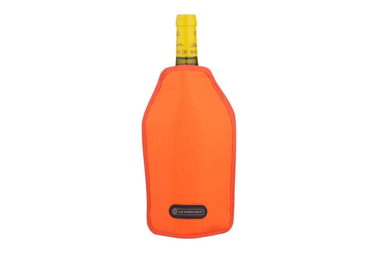 Das Bild zeigt einen orangefarbenen Weinkühler, der eine Flasche umhüllt. Auf dem Kühler ist das Logo "Le Creuset" zu sehen.