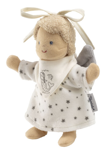 Das Bild zeigt eine weiche Stoffpuppe mit Engelsflügeln und einer Schleife im Haar. Die Puppe trägt ein weißes Kleid mit grauen Sternen und ein Halstuch mit einem Aufdruck.