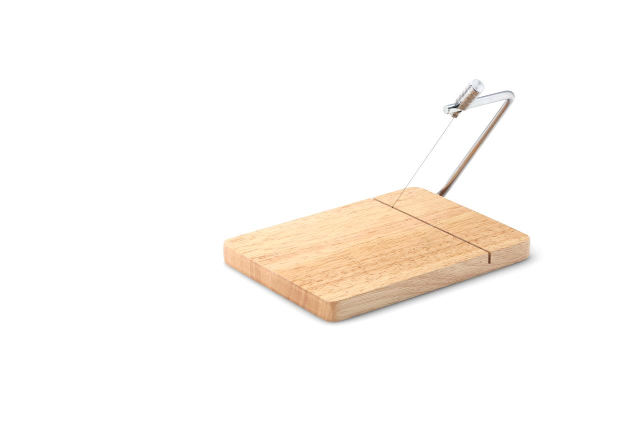 Das Bild zeigt einen Käseschneider aus Gummibaumholz. Er besteht aus einem Holzbrett mit einem Metallgriff und Draht zum Schneiden von Käse.