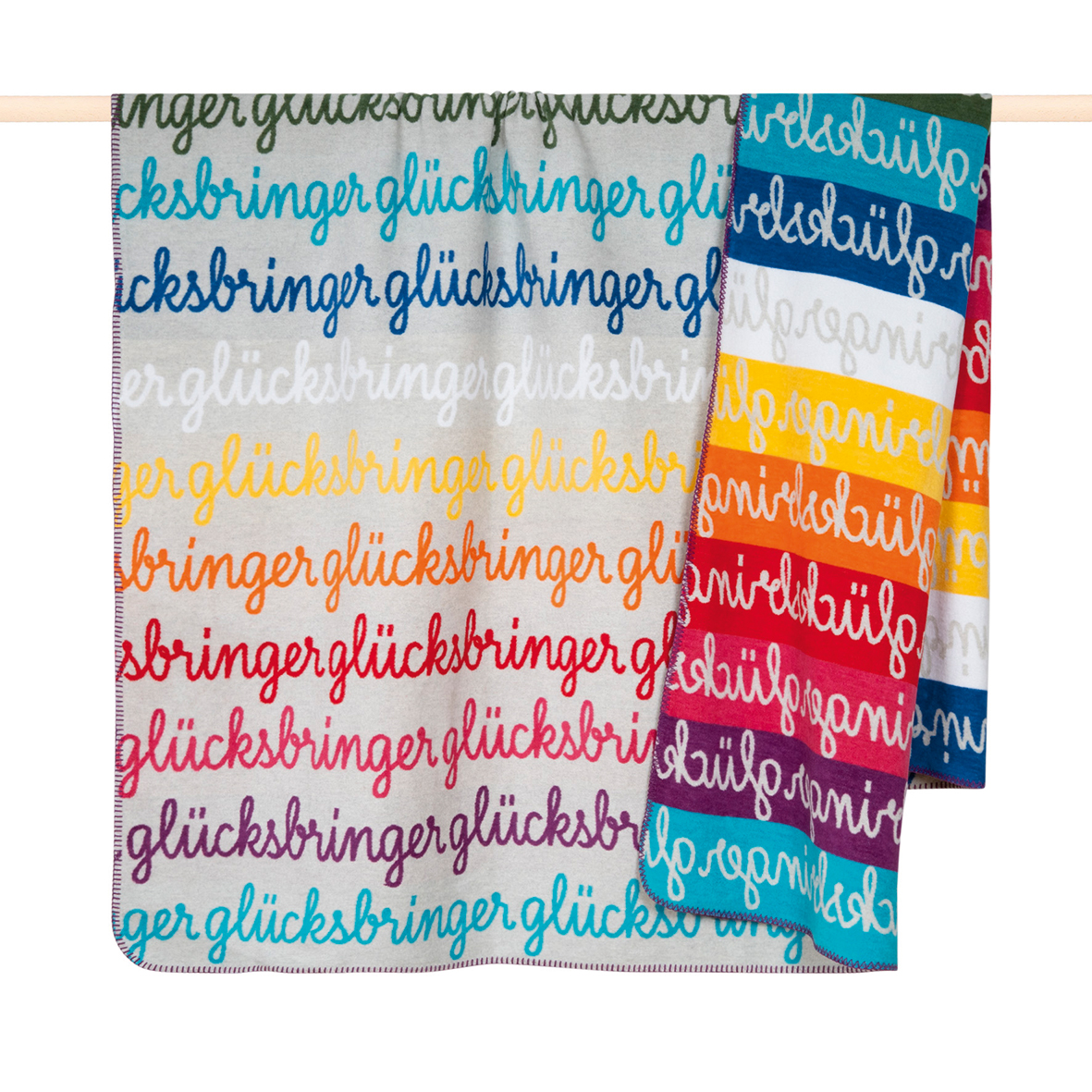 Abgebildet ist die Decke 'GLÜCKSBRINGER multi', 150 x 200 cm. Diese Wohndecke überzeugt durch ihr buntes Design.