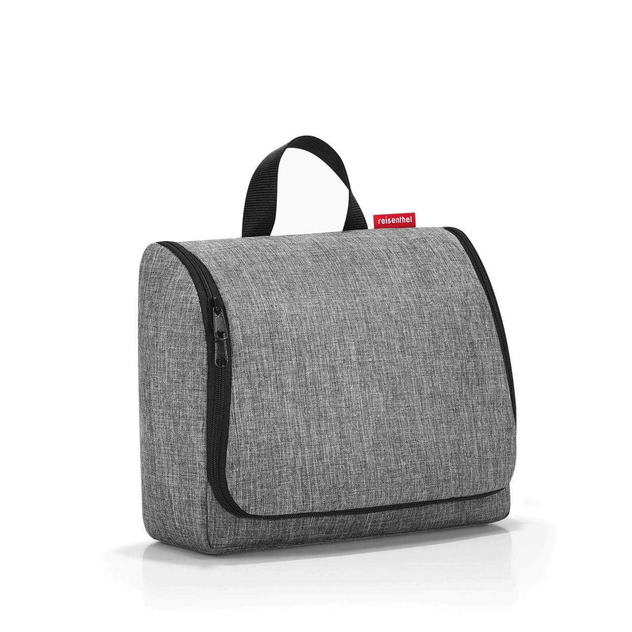 Die Abbildung zeigt eine graue Kosmetiktasche namens "Toiletbag XL twist silver". Sie hat einen praktischen Tragegriff und einen Reißverschluss.