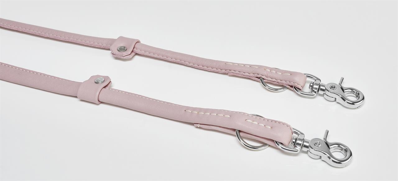 Auf dem Bild ist die AMICI - Rundleine Rose L zu sehen. Sie besteht aus rosa Leder mit silbernen Metallhaken und Ringen.