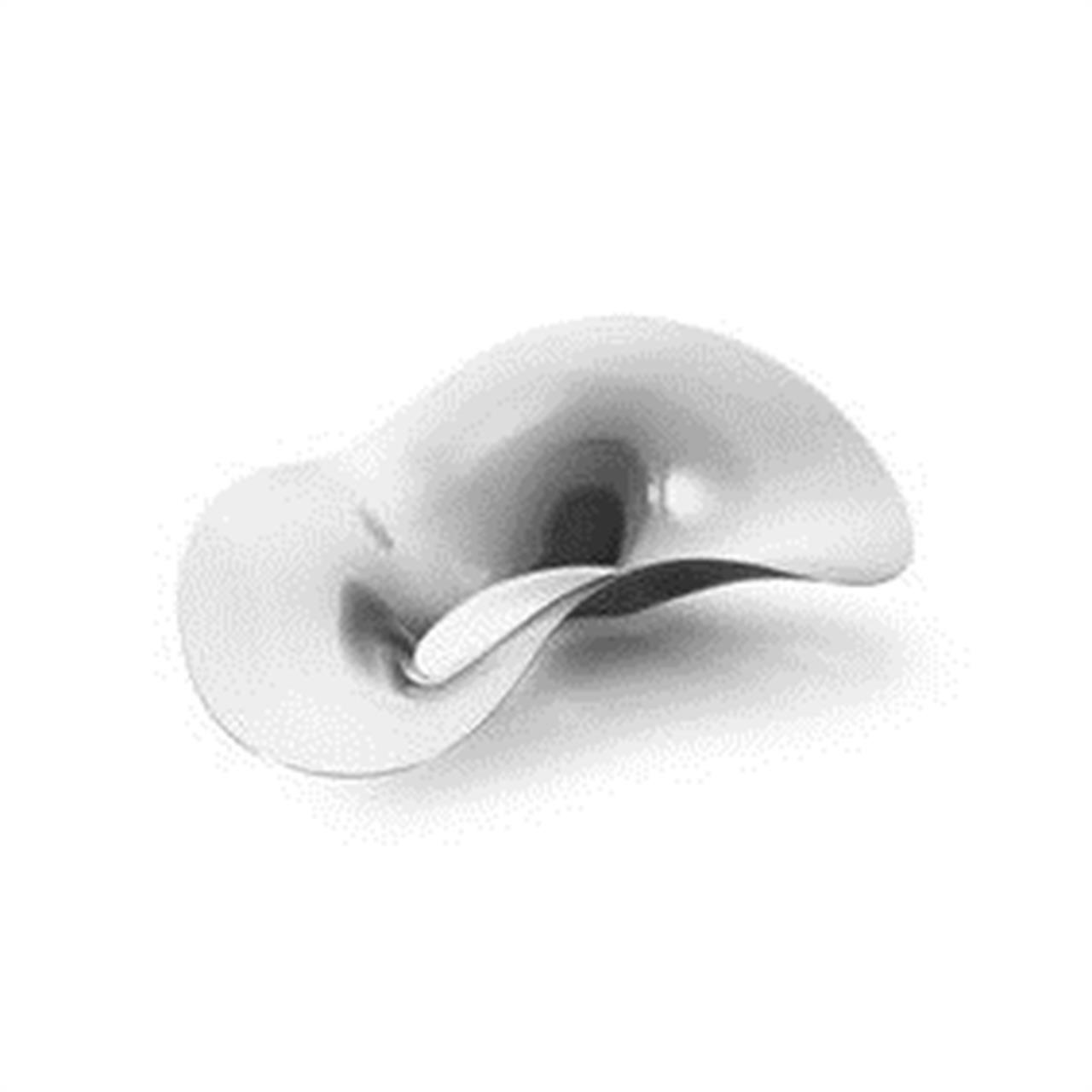 Das Bild zeigt die "Indulgence Erdbeerschale", eine elegante, geschwungene Schale aus Metall. Ihr modernes Design erinnert an sanfte, fließende Formen.