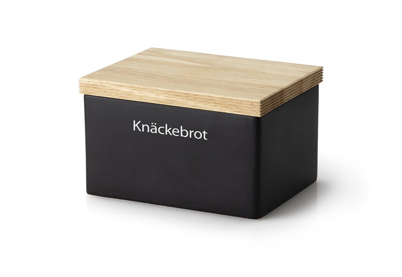 Die Vorratsdose ist aus schwarzer, matter Keramik und hat einen Holzdeckel. Auf der Vorderseite steht das Wort "Knäckebrot".