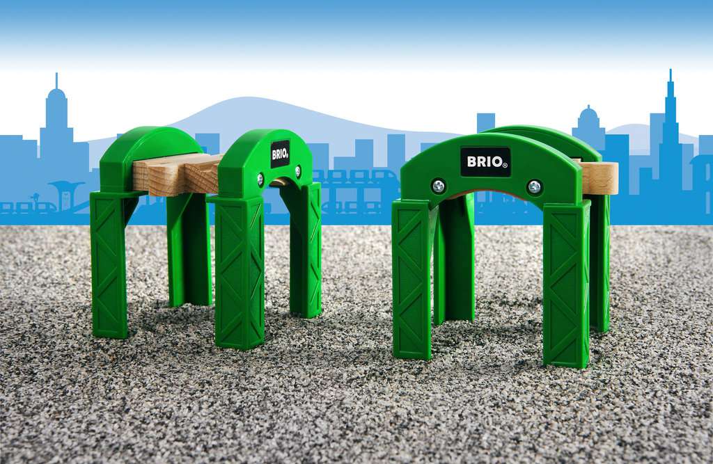 Das Bild zeigt das Produkt "BRIO® Stapelbares Brückensystem 33253" auf einem grauen Untergrund. Es besteht aus grünen, stapelbaren Brückenteilen mit Holzelementen.
