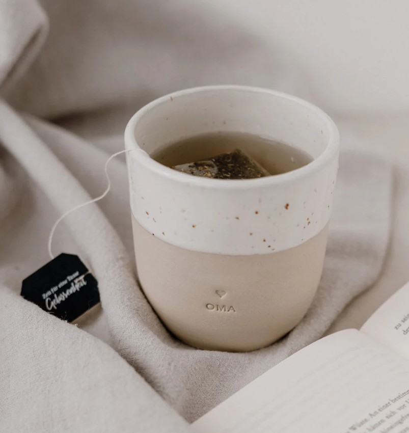 Becher Oma mit einem Design für Großmütter. Der Becher eignet sich ideal als Geschenk für Oma.