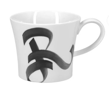 Auf dem Bild ist eine weiße Tasse mit einem großen, künstlerisch gestalteten Buchstaben "R" zu sehen. Die Tasse gehört zur "Becher Berlin R Alphabet Edition".