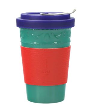 Dies ist ein "Coffee To Go Kurland Farvet grün Edition" Becher. Er hat einen grünen Körper, einen roten Griff und einen violetten Deckel.