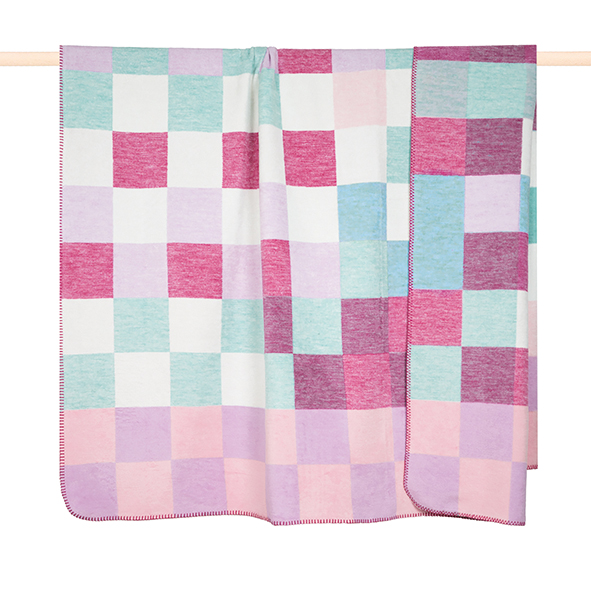 Dies ist die Decke CHESS multi-pink mit den Maßen 150x200cm. Die Decke zeigt ein farbenfrohes Karomuster mit Pinkakzenten.