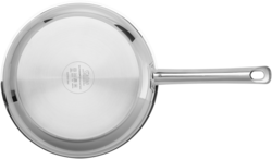 Auf dem Bild ist eine Stielpfanne Calabria mit einem Durchmesser von 24 cm zu sehen. Die Pfanne besteht aus Edelstahl und hat einen langen Griff.