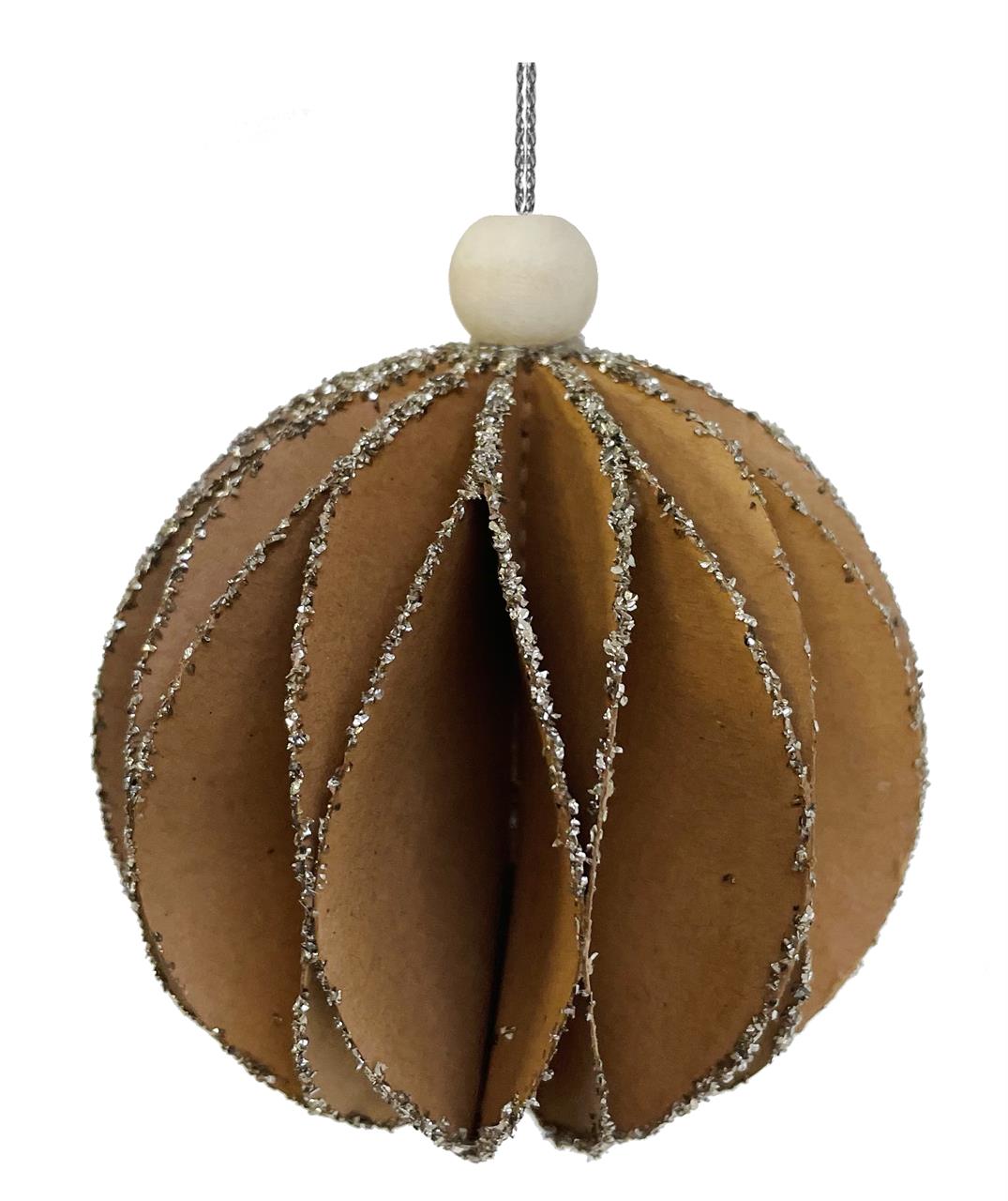 Die Abbildung zeigt eine braune Papierkugel mit silbernem Glas-Glitter am Rand. Oben ist eine Holzperle befestigt, durch die eine Aufhängeschnur verläuft.