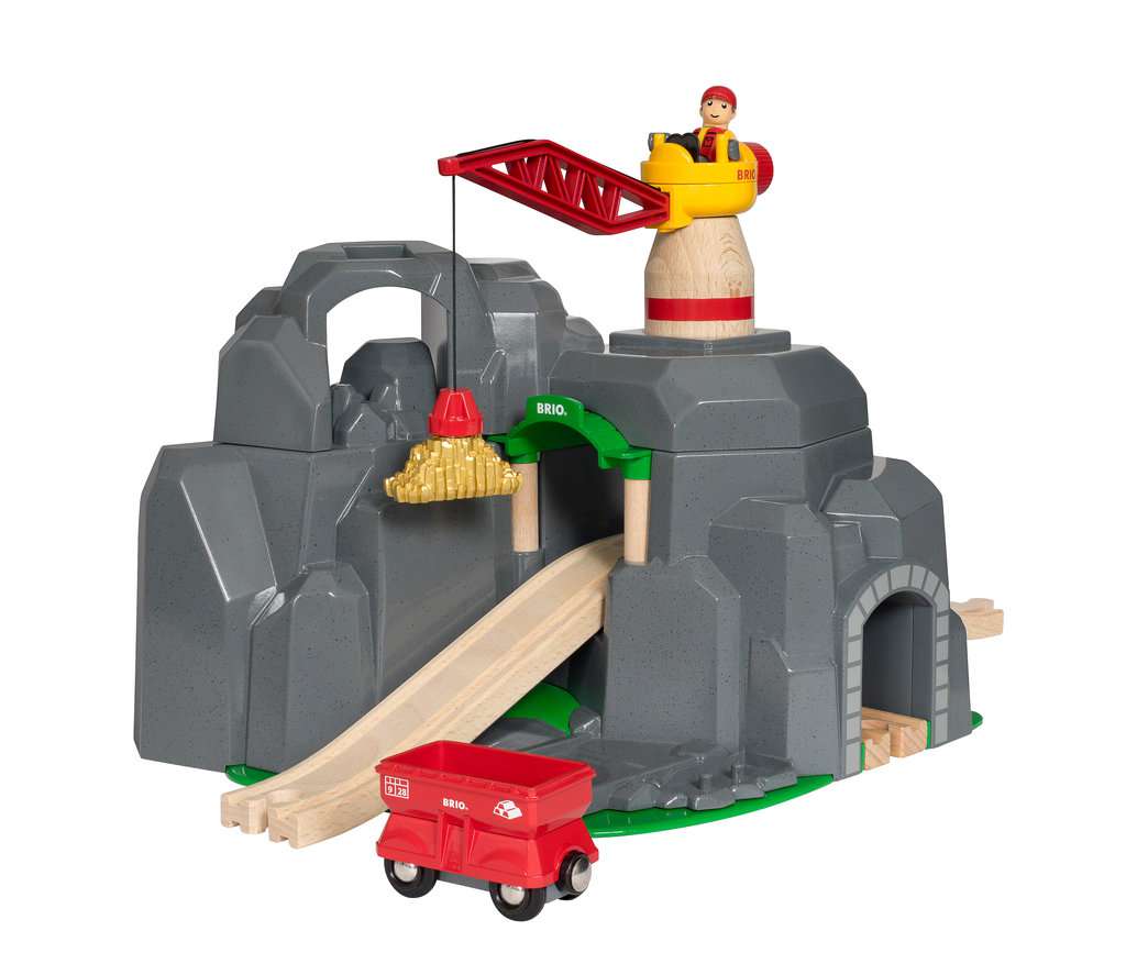 Das Bild zeigt das Spielset „BRIO® World: Grosse Goldmine mit Sound-Tunnel 33889“. Zu sehen sind eine graue Bergmine mit einem Kran, einer Lore und Spielfigur.