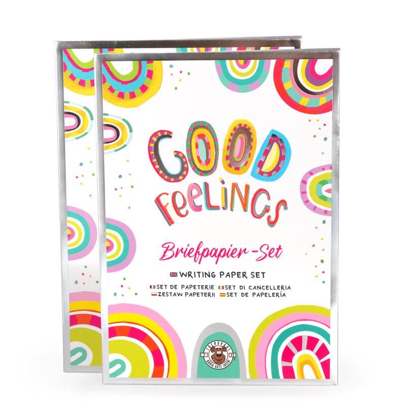 Das Bild zeigt ein farbenfrohes Briefpapier-Set mit dem Schriftzug "Good Feelings" auf der Vorderseite. Das Set enthält 21 Teile und ist mit bunten Mustern und Schriftzügen gestaltet.